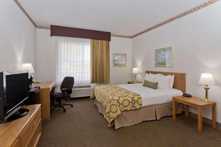 1 Queen Bed Mobility Accessible Deluxe (14 of 22)