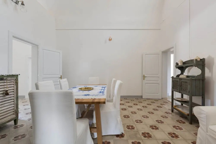 Room 6 of 15
