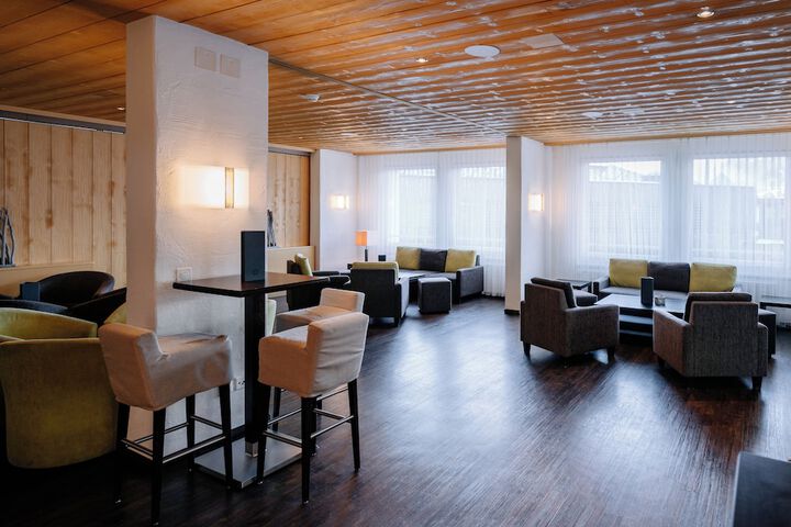 Lounge 83 of 98