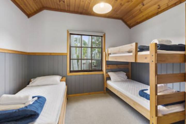 Room 52 of 300