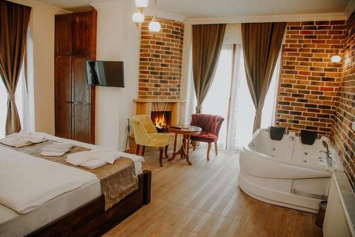 Room 3 of 37