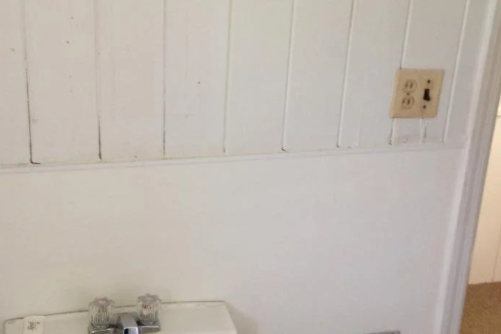 Room 9 of 16