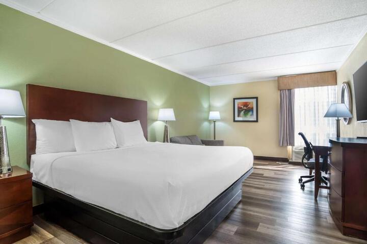 1 King Bed High Speed Internet Accessible Microwave and Refrigerator Work Desk Sofa Full Breakfast (5 of 8)