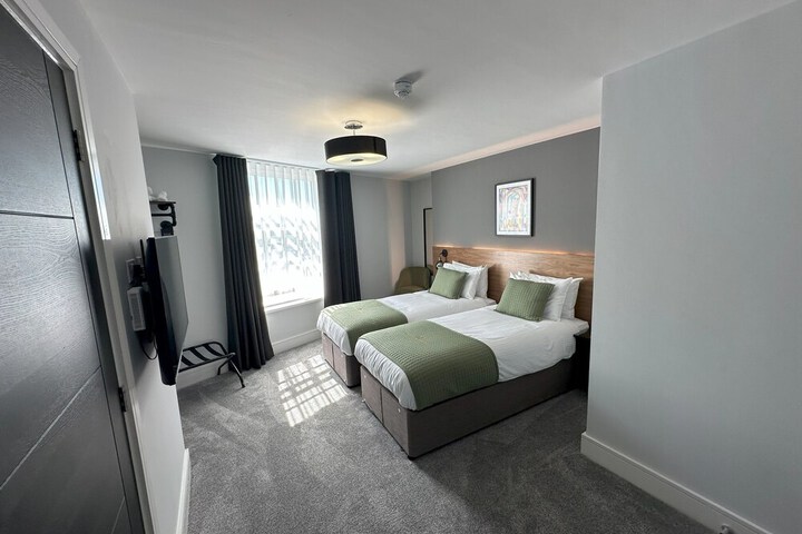 Room 28 of 49