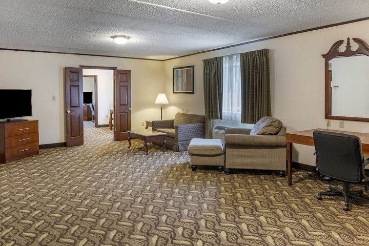Suite King Bed Accessible (7 of 11)