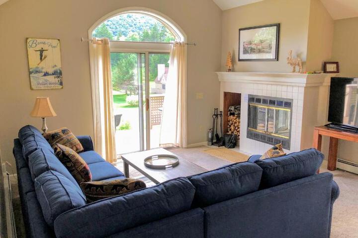 Image of F3 Fairway Village Condo with great mountain views 8 minute walk from Omni Mount Washington Hotel!