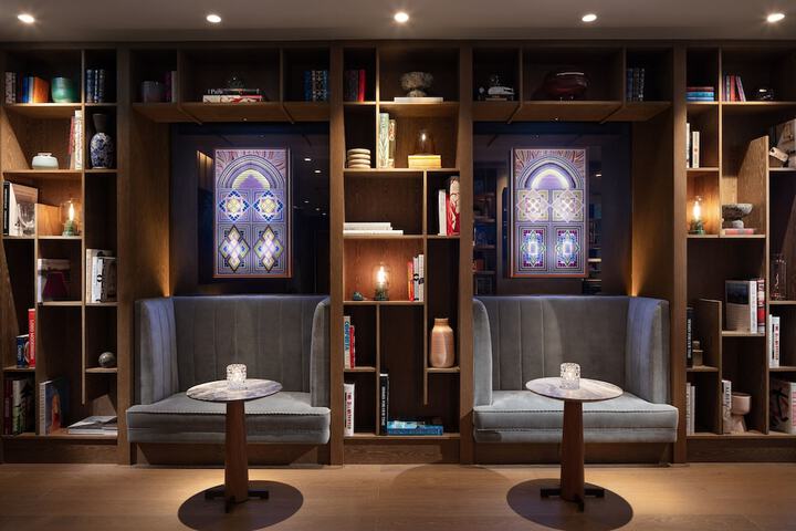 Lounge 44 of 49