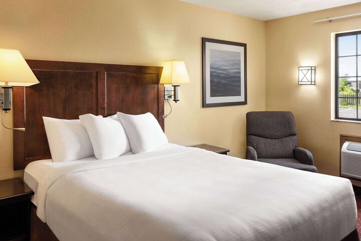 1 Queen Bed Accessible Room (12 of 17)