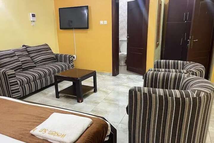 Room 12 of 76