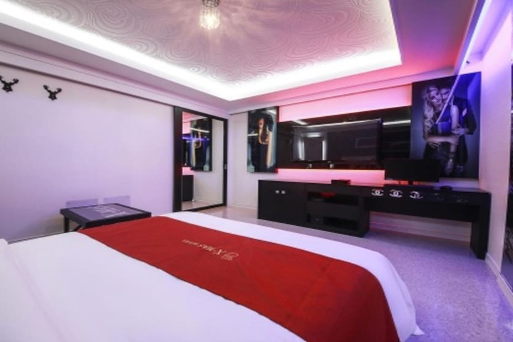 Room 8 of 10
