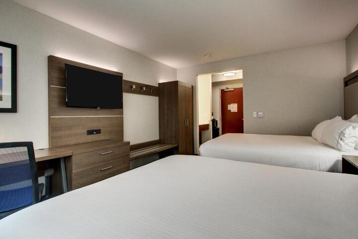 2 Queen Beds (2 of 7)