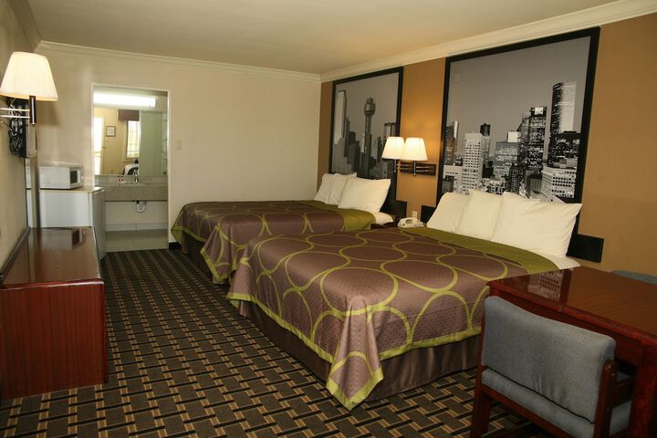 2 Double Beds (3 of 10)