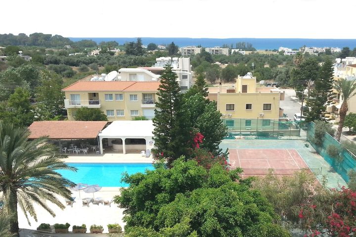 Hotel with Pool