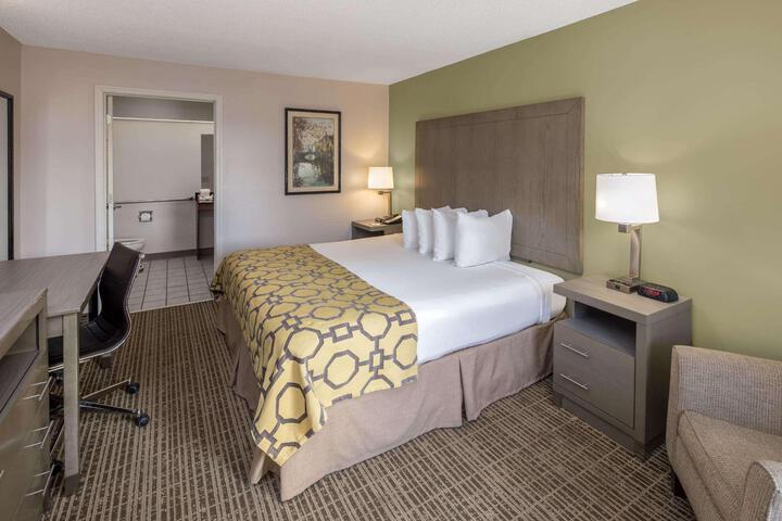 1 King Bed (5 of 7)