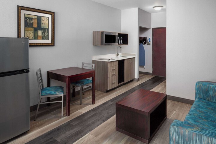 Room 8 of 40