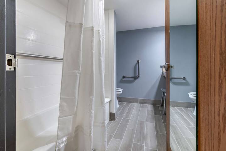 1 King Bed Sitting Area Work Desk Microwave and Refrigerator Full Breakfast (2 of 17)