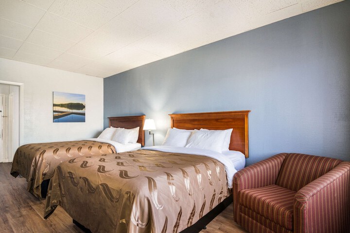 2 Queen Beds (7 of 18)