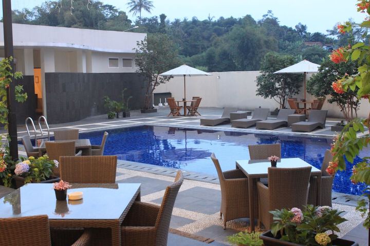 Pool Hotel