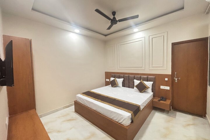 Room 9 of 18
