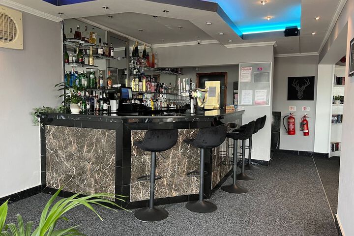 Lounge 44 of 50