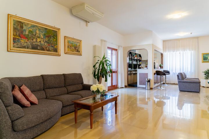 Entrance & Lobby