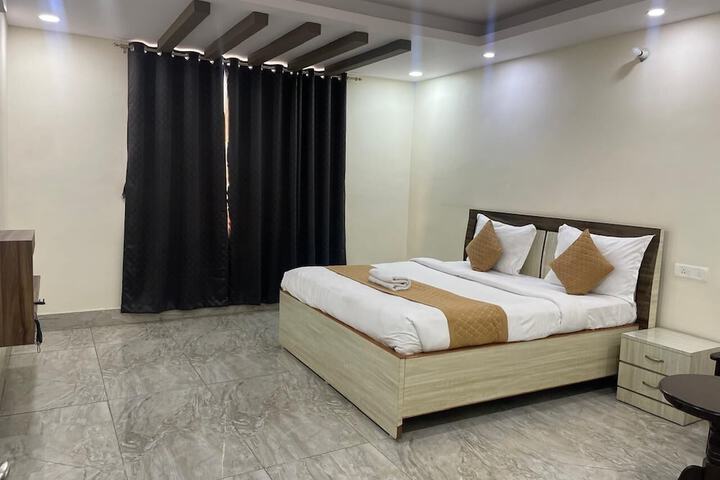 Room 5 of 8