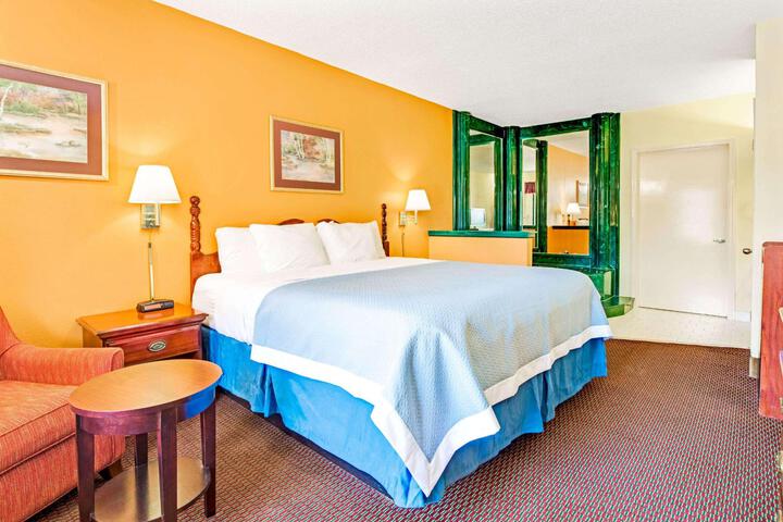 1 King Bed (4 of 8)