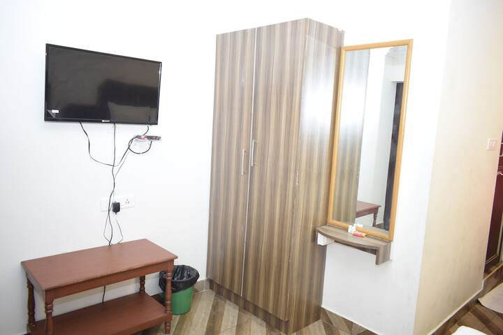 Room 13 of 33