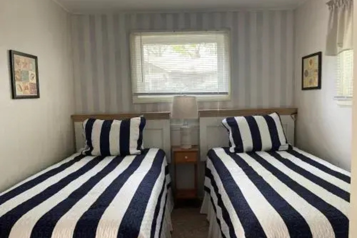 Room 5 of 8