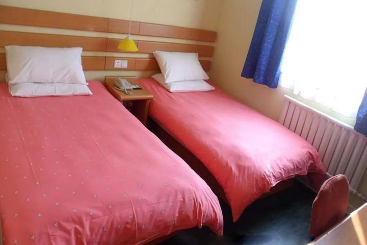 Room 5 of 9