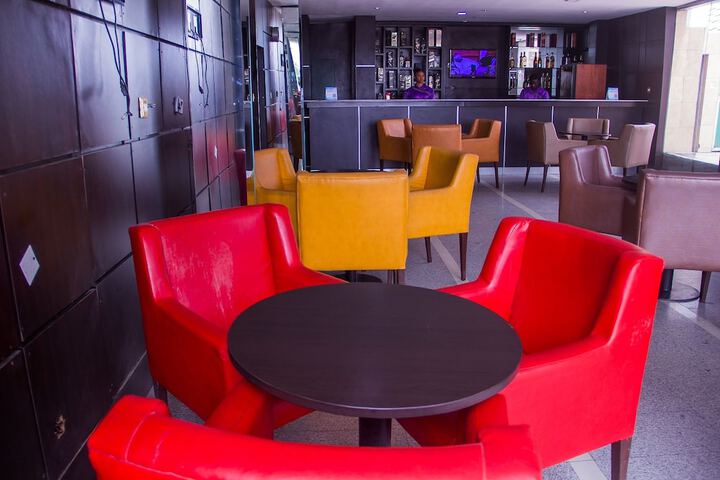 Lounge 36 of 39