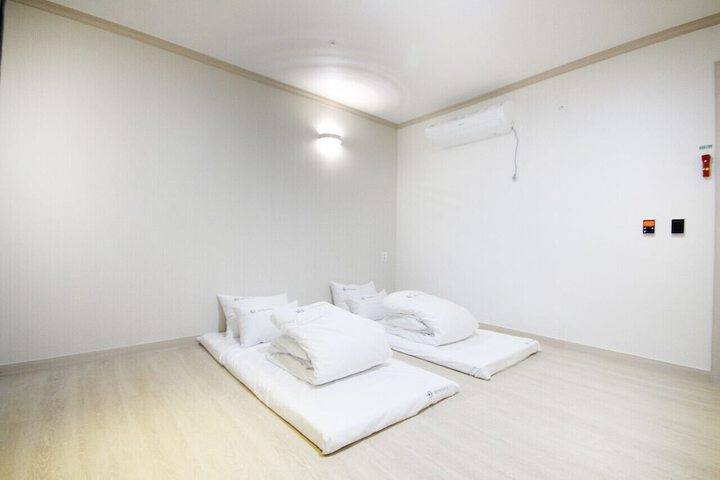 Room 2 of 37