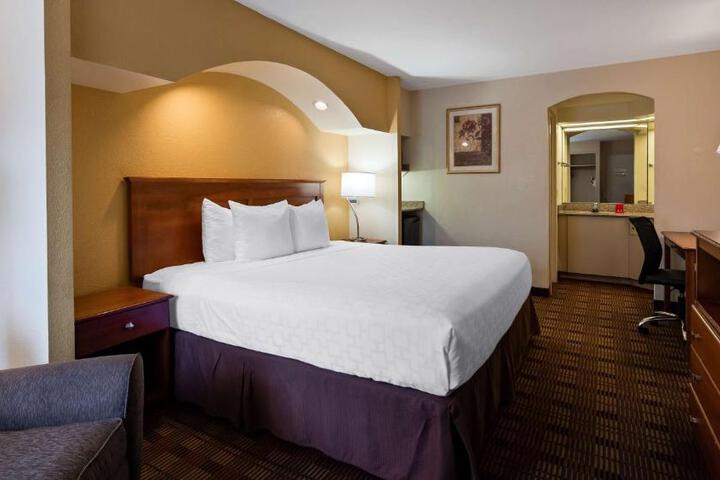 1 King Bed High Speed Internet Accessible Microwave, Refrigerator, Continental Breakfast (5 of 14)