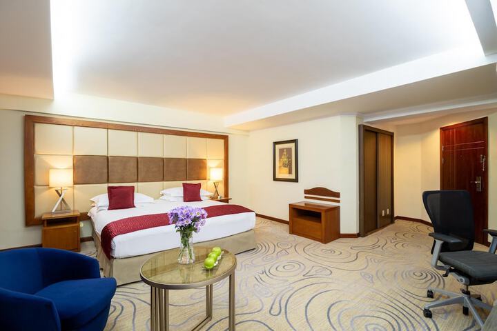 Room 35 of 325