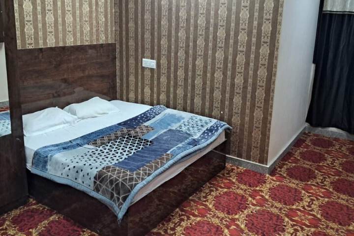 Room 2 of 28
