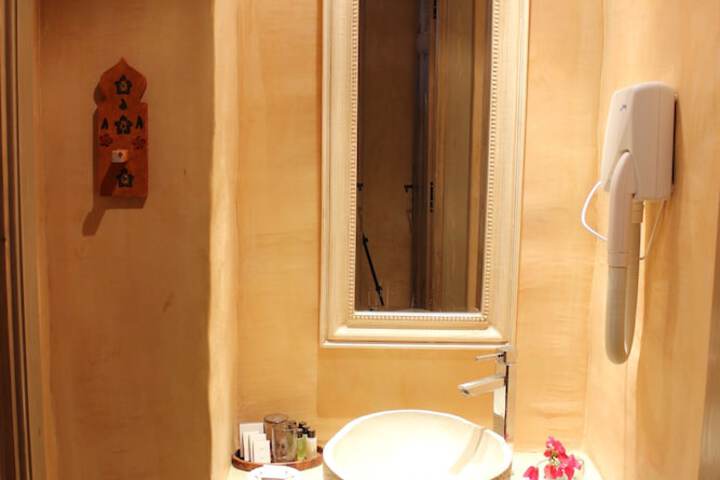 Room 21 of 34