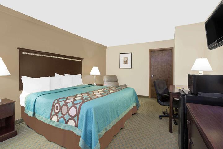 1 King Bed Deluxe Room (8 of 11)