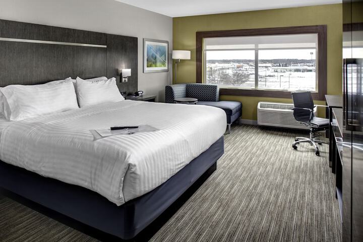 1 King Bed (2 of 4)