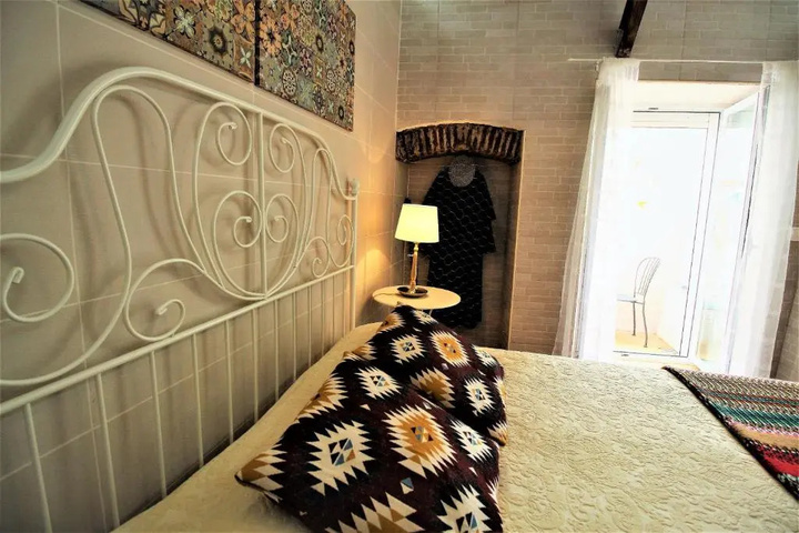 Room 4 of 16