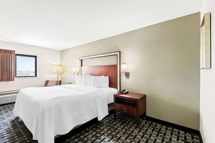 1 King Bed (11 of 14)