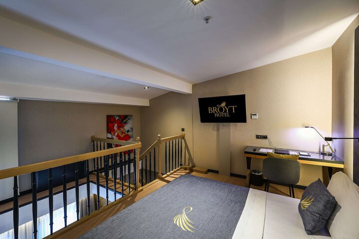 Room 53 of 80
