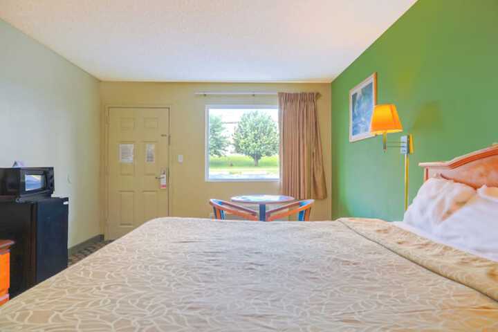 1 King Bed (9 of 21)