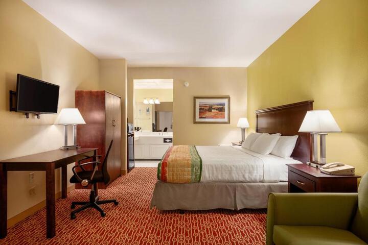 1 King Bed (2 of 16)