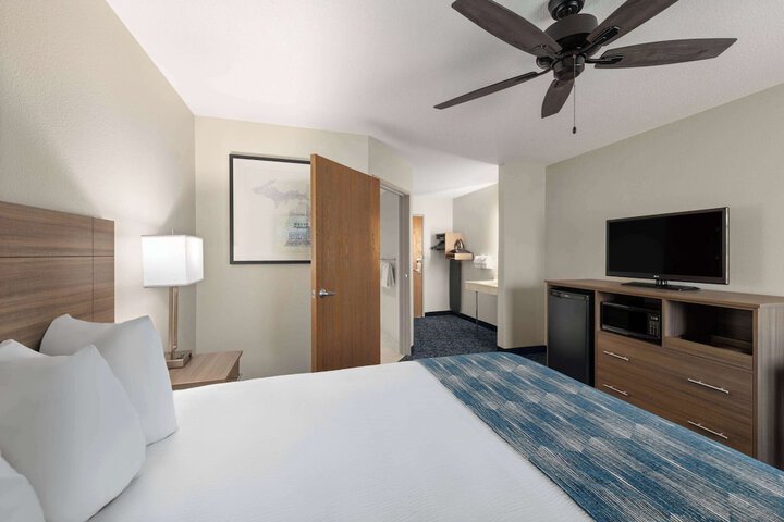 1 Queen Bed Accessible Room (12 of 14)