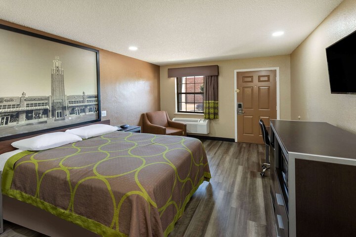 1 Queen Bed (7 of 13)