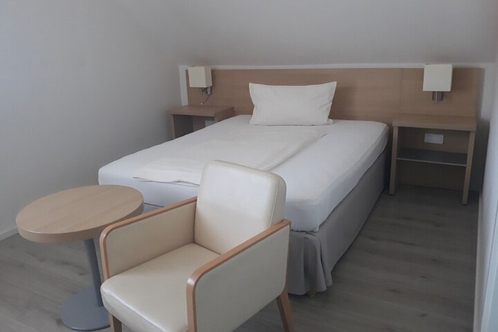 Room 4 of 28