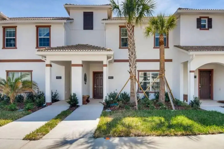 4812 RC Luxury 4 Bed Retreat With Private Pool