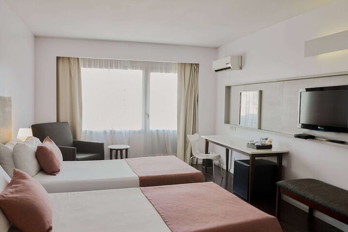 Room 18 of 103