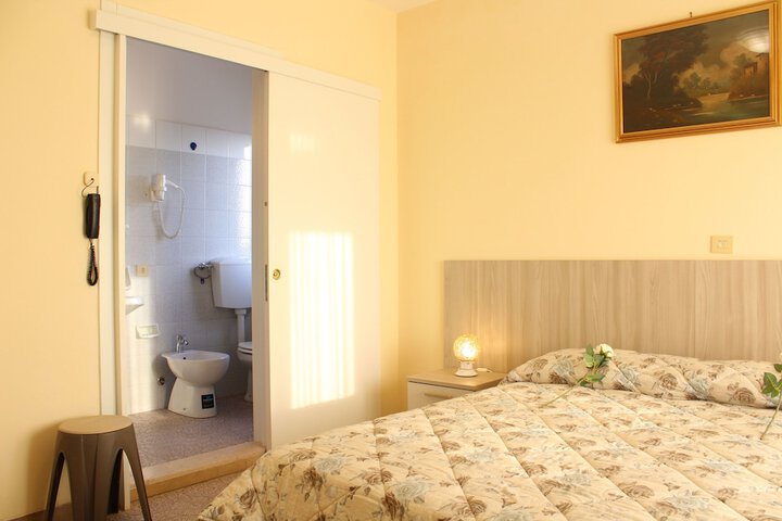 Room 25 of 136
