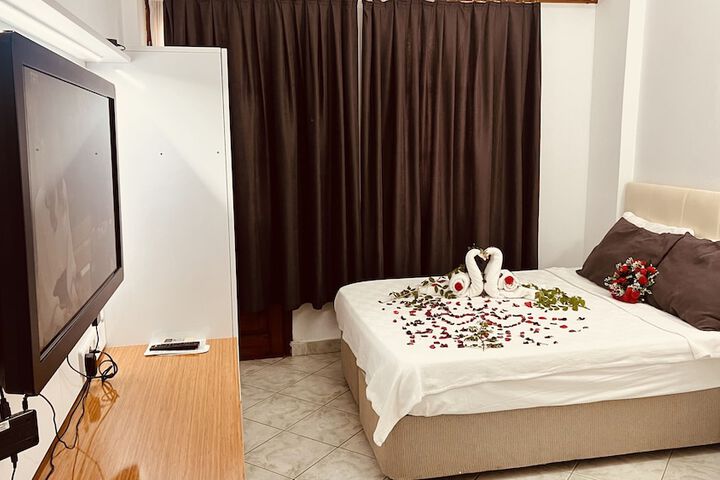 Room 10 of 18